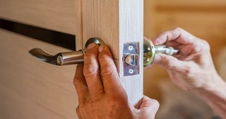Установка и замена дверной ручки в Волхове от 283 руб. – Мастер24, монтаж фурнитуры, недорого