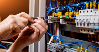 Услуги электрика в Волхове от Мастер24: вызвать электрика на дом, цена от 1570 руб